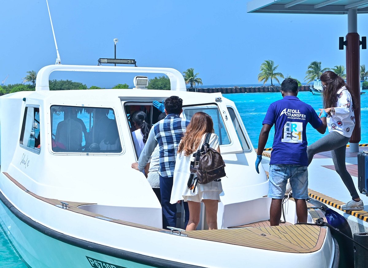 Atoll Transfer speedboat boarding