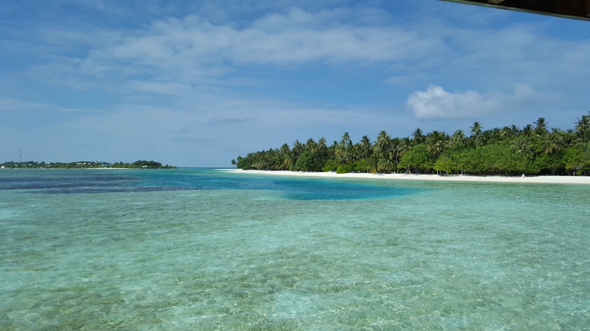 Dhiffushi beach and lagoon in North Malé Atoll