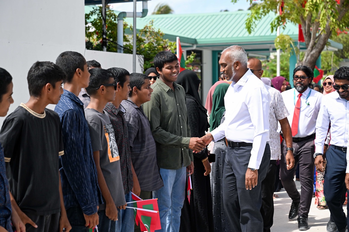 Thulusdhoo island arrival scene
