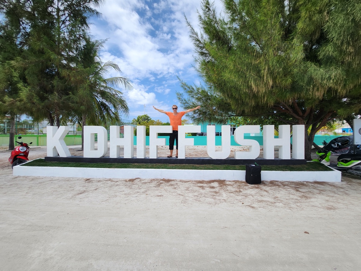 Dhiffushi island welcome sign